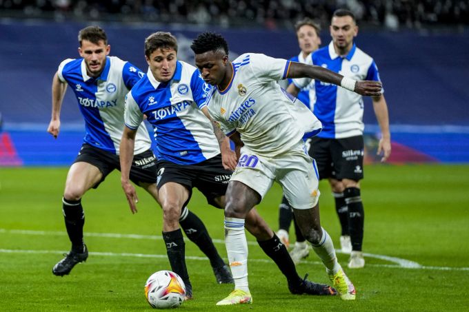 Real Madrids Vinicius Junior behauptet den Ball gleich gegen mehrere Gegenspieler. Spain Soccer La Liga