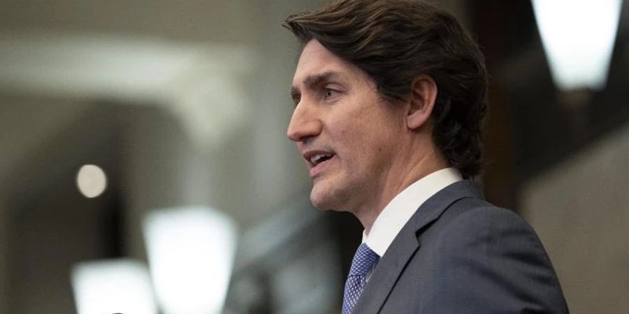 Der kanadische Premierminister Justin Trudeau spricht nach einer Kabinettsklausur. Foto: Adrian Wyld/The Canadian Press via AP/dpa