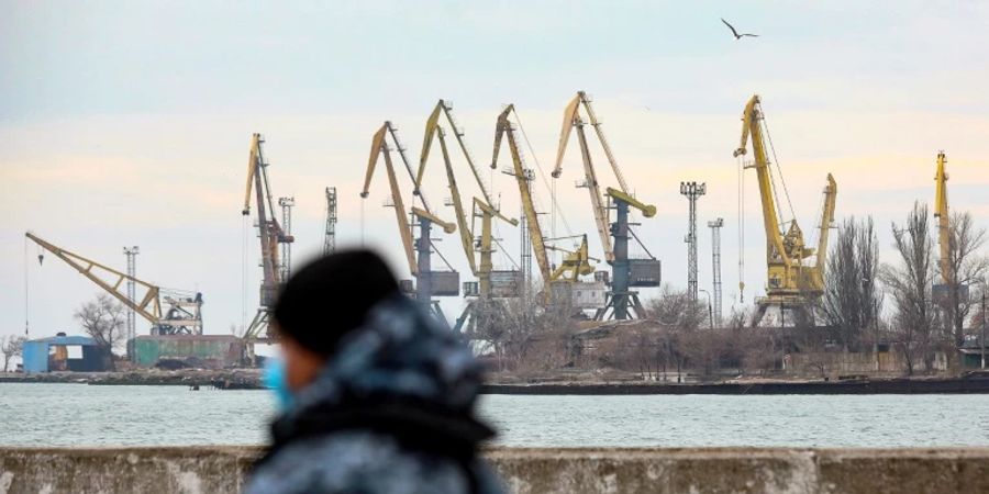 Ukrainischer Arbeiter in der Stadt Mariupol am Schwarzen Meer