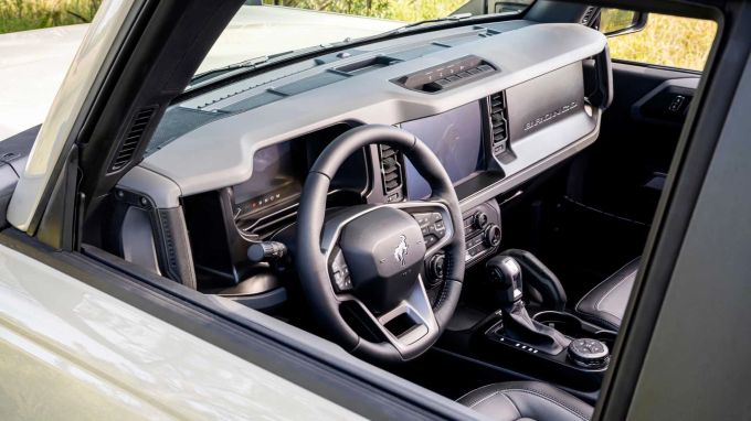 Der Innenraum hält auch härtester Beanspruchung stand dank robustem Vinyl und Ablauföffnungen im Boden Ford Bronco Everglades