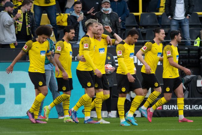 Die Spieler des BVB jubeln in der Partie gegen Bielefeld. bvb