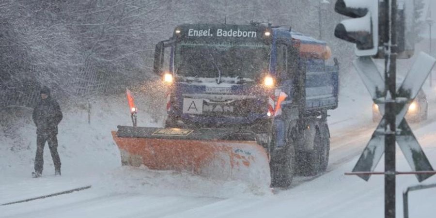 Ein Fahrzeug des Winterdienstes ist im Oberharz im Einsatz. Foto: Matthias Bein/dpa-Zentralbild/ZB