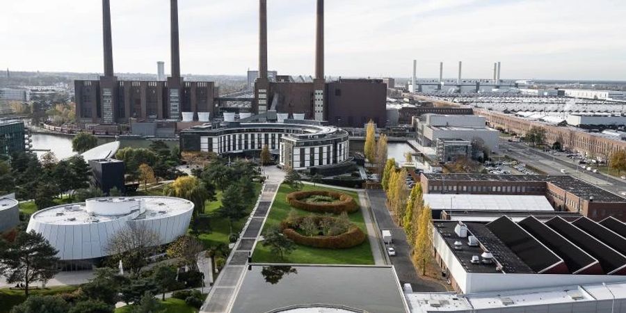 Blick auf das Werksgelände von Volkswagen. Bei der neuen Fabrik für das künftig zentrale VW-Modell Trinity im Grossraum Wolfsburg zeichnet sich ein Standort unmittelbar am Stammwerk ab. Foto: Swen Pförtner/dpa