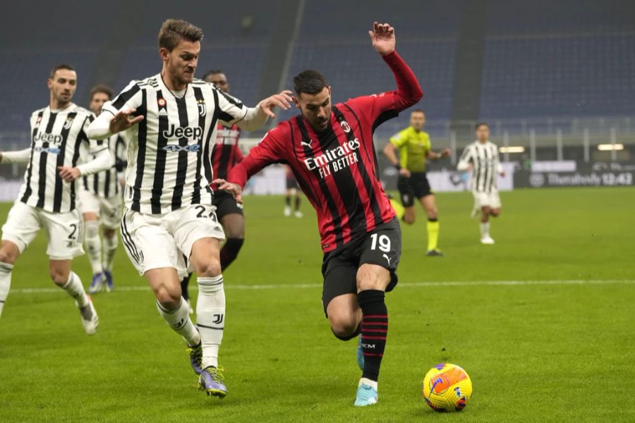 Juves Daniele Rugani (l.) im Duell mit Theo Hernandez von der AC Milan.