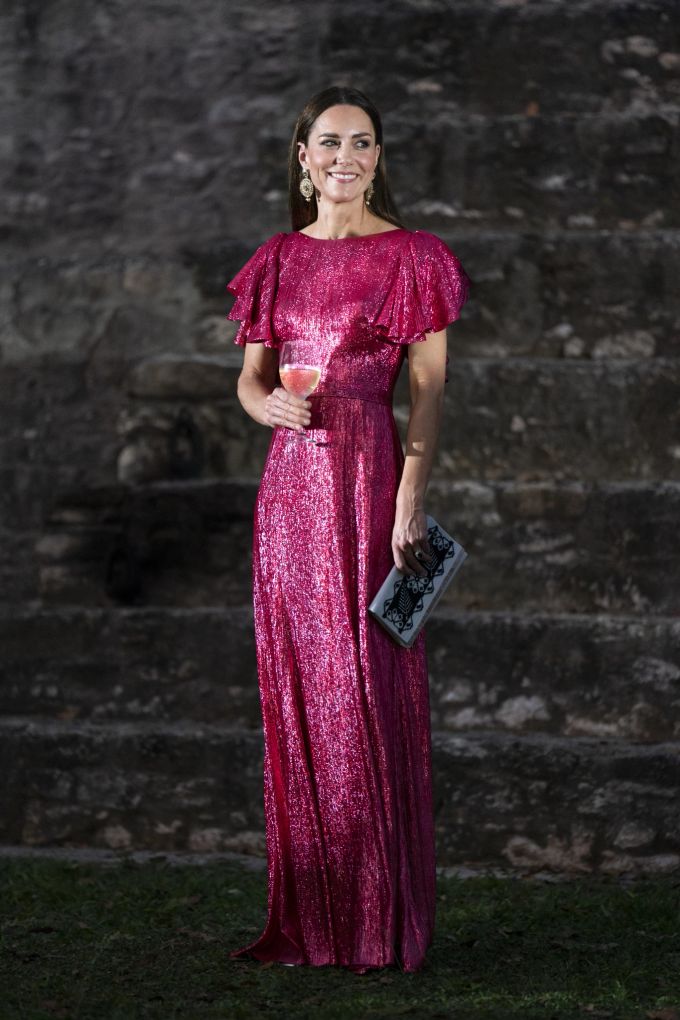 Herzogin Kate strahlt mit einem Drink in der Hand. Ob sie wohl auch die Kalorien dabei zählt? Kate Middleton