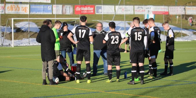 FC Herisau: Vor dem Spiel der 1. Mannschaft wird der Ablauf noch einmal besprochen. - Herisau FC Herisau: Vor dem Spiel der 1. Mannschaft wird der Ablauf noch einmal besprochen. - Herisau