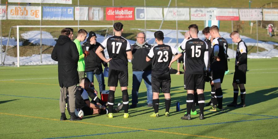 FC Herisau: Vor dem Spiel der 1. Mannschaft wird der Ablauf noch einmal besprochen. - Herisau