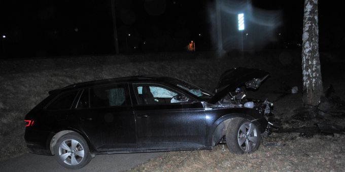 Auto kollidiert mit Baum.