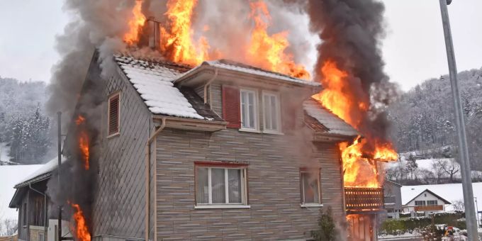 Das Haus wurde durch den Brand zerstört und ist unbewohnbar. Die beiden Bewohner suchten selbstständig einen Arzt auf. Brand