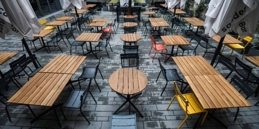 Leere Tische in Köln während des Lockdowns.