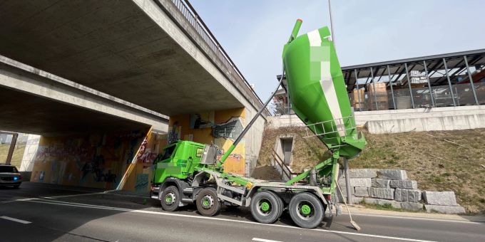 Sins: Lenkerin prallt in SBB Überführung Sins: Lenkerin prallt in SBB Überführung