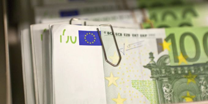 Ein Bündel 100-Euro-Noten in einer Bank. (Symbolbild) Euro Noten