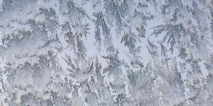 Eiskristalle zeichnen auf einer Autoscheibe ab. Eiskristalle zeichnen auf einer Autoscheibe ab.