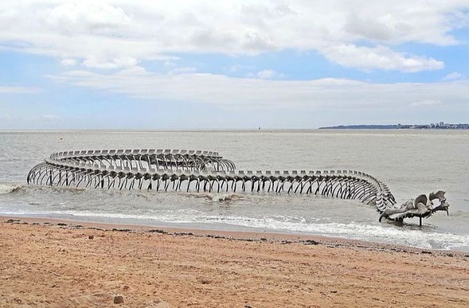 Das Kunstwerk «Le Serpent de l'Océan» des Künstlers Huang Yong Ping. Serpent