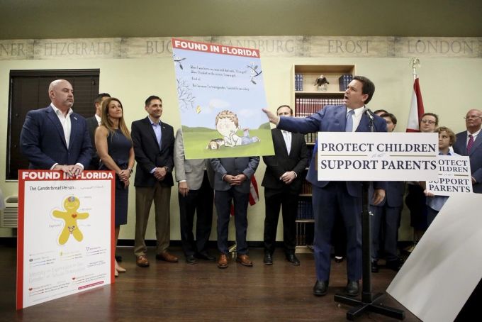 Ron DeSantis sagte vor den Medien: «Wir werden dafür sorgen, dass Eltern ihre Kinder zur Schule schicken könne, um Bildung zu erhalten, nicht Indoktrination.» Ron DeSantis