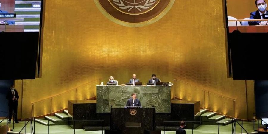 Der ukrainische Aussenminister Dmytro Kuleba spricht in der UN-Vollversammlung in New York. Das Gremium wird sich in einer seltenen Dringlichkeitssitzung mit dem Krieg Russlands gegen die Ukraine beschäftigen. Foto: John Minchillo/AP/dpa