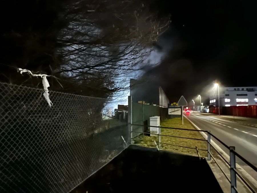 Obwohl sich der Brand rasch auf einige benachbarte Lagerbehälter ausbreitete, konnte der Brand rasch gelöscht werden.