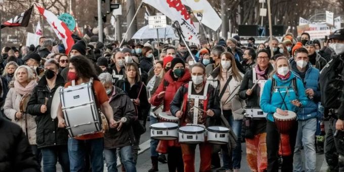Menschen demonstrieren in Hamburg mit Trommeln bei einem Sternmarsch unter dem Motto «Gegen Maskenpflicht und sonstigen Corona-Eindämmungsmassnahmen». Foto: Markus Scholz/dpa Menschen demonstrieren in Hamburg mit Trommeln bei einem Sternmarsch unter dem Motto «Gegen Maskenpflicht und sonstigen Corona-Eindämmungsmassnahmen». Foto: Markus Scholz/dpa