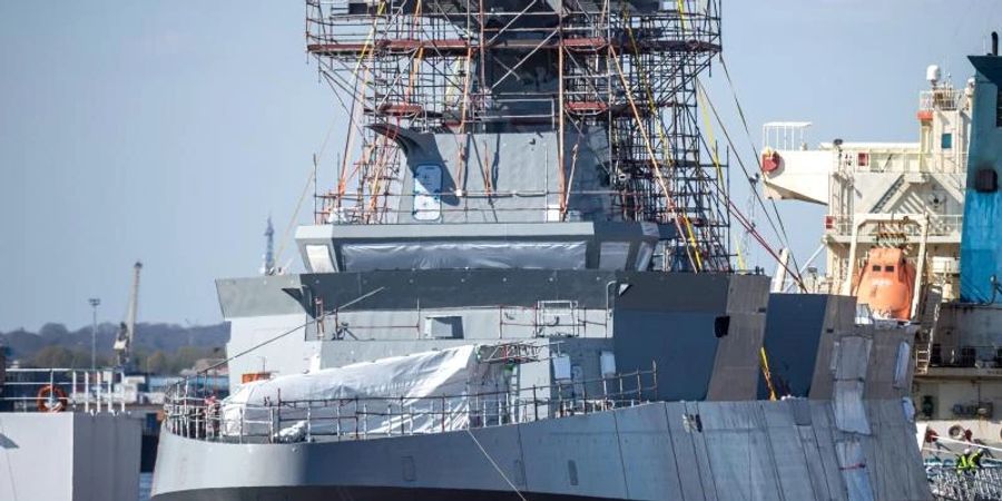 Ein Marineschiff vom Typ Meko 200 für Ägypten liegt im Neustädter Hafen (Archivbild). Foto: Sina Schuldt/dpa