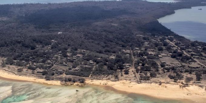 Das Südsee-Archipel Tonga ist nach dem Vulkanausbruch mit einer Ascheschicht bedeckt. Foto: Cpl Vanessa Parker/New Zealand Defense Force/AP/dpa Das Südsee-Archipel Tonga ist nach dem Vulkanausbruch mit einer Ascheschicht bedeckt. Foto: Cpl Vanessa Parker/New Zealand Defense Force/AP/dpa