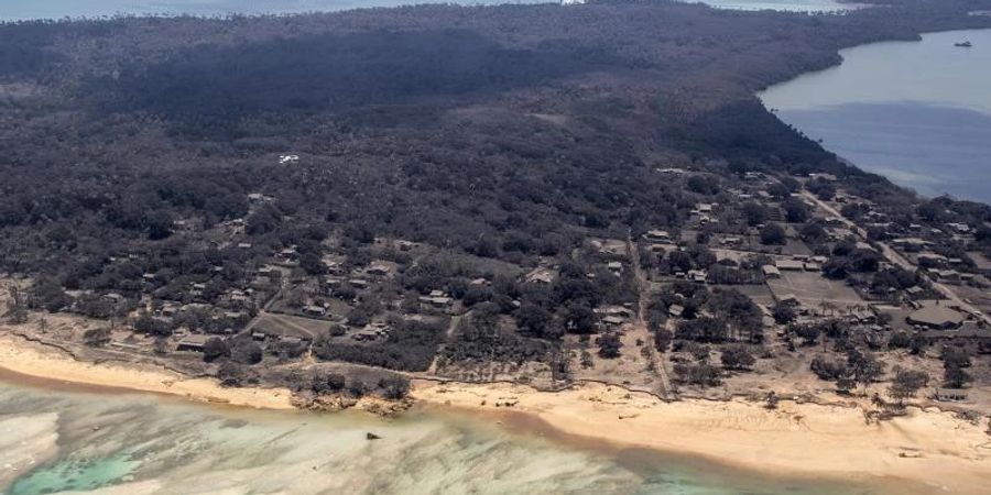 Das Südsee-Archipel Tonga ist nach dem Vulkanausbruch mit einer Ascheschicht bedeckt. Foto: Cpl Vanessa Parker/New Zealand Defense Force/AP/dpa