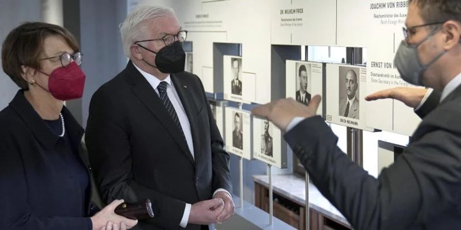 Bundespräsident Frank-Walter Steinmeier (M) und seine Frau Elke Büdenbender werden von Matthias Hass, dem stellvertretender Direktor im Haus der Wannsee-Konferenz, durch die dortige Dauerausstellung geführt. Foto: Michael Sohn/AP-Pool/dpa