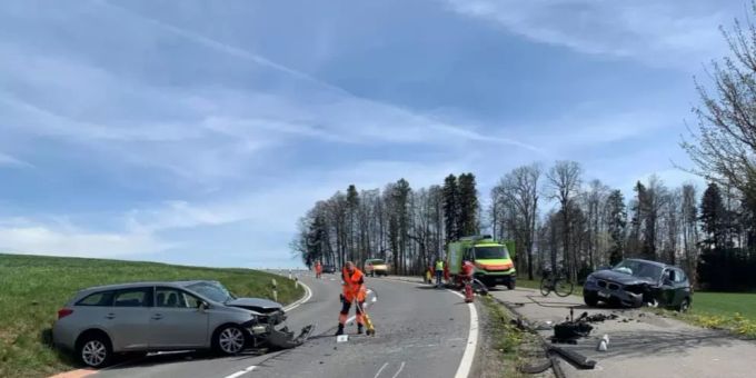 Schwer verletzte Personen nach Verkehrsunfall.