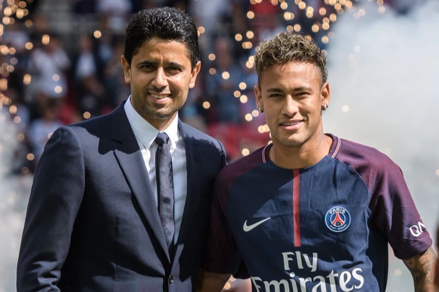 PSG-Präsident Nasser Al-Khelaifi 2017 bei der Vorstellung von Neymar.