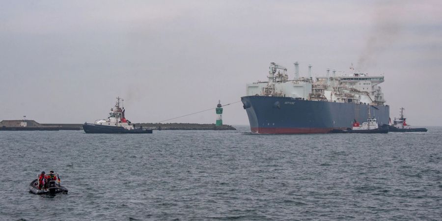 Die «Neptune» fährt in den Hafen von Mukran vor der Küste der Insel Rügen. Das erste Spezialschiff zur Umwandlung von verflüssigtem Erdgas in den gasförmigen Zustand ist in Deutschland angekommen.