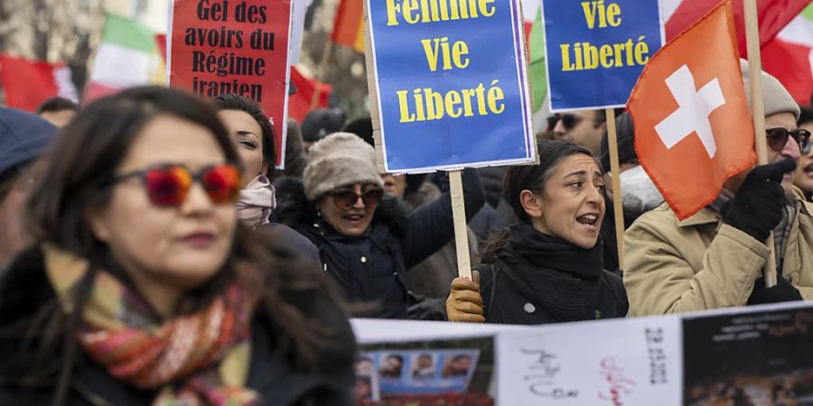 Noch immer herrschen die bärtigen alten Männer im Iran, die Mullahs, in Gottes Namen. In Genf forderten am Samstag rund 300 Menschen mehr Demokratie, nachdem die sogenannte Sittenpolizei in Teheran den Tod einer jungen Kurdin herbeigeführt hatte.