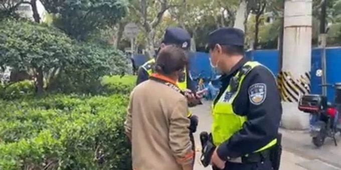 Wegen Demo-Fotos - China-Polizei kontrolliert Handys von Passanten