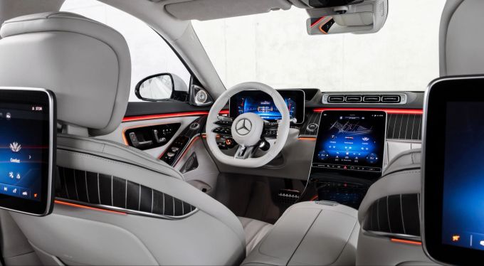 Der Pilot braucht angesichts der Display- und Funktionsfülle erstmal ein mehrtägiges Studium der Betriebsanleitung Mercedes-AMG S 63 E