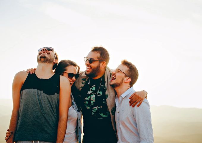 Eine starke Bindung zu anderen Menschen trägt zu unserer psychischen Gesundheit bei. Vier Freunde