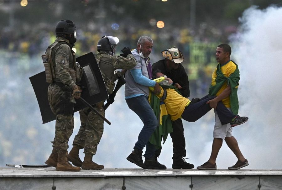 In Brasilien stürmten Bolsonaro-Anhänger das Kongressgelände.