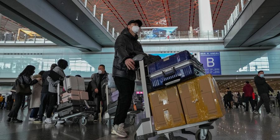 Passagiere am internationalen Flughafen von Peking.