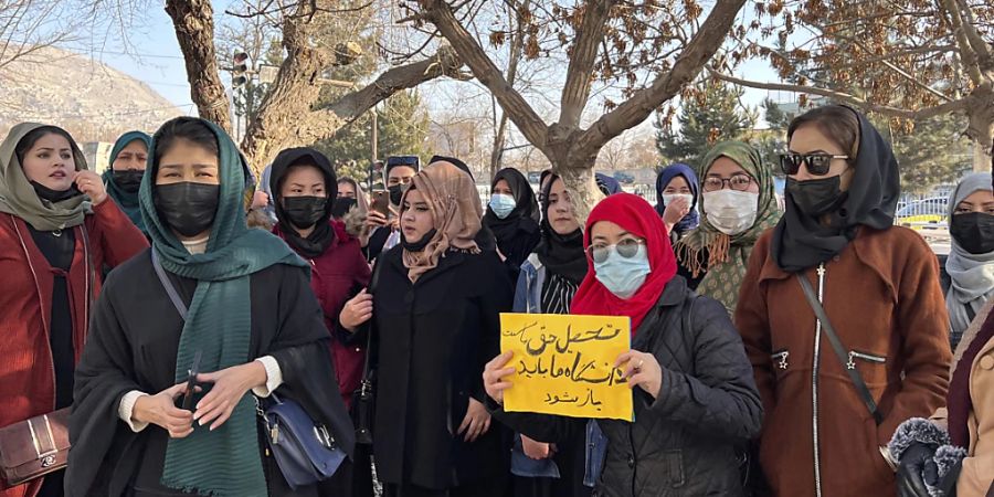 Afghanische Frauen nehmen am Donnerstag an einer Demonstration gegen das kürzlich verhängte Universitätsverbot für Frauen teil. Foto: Uncredited/AP/dpa