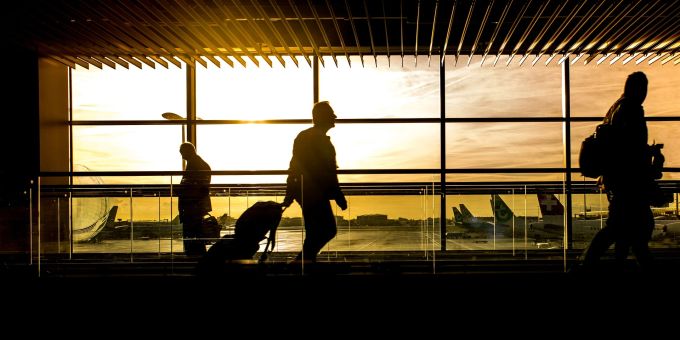 Am Flughafen droht Marion die Aufdeckung ihrer drei Affären... Flughafen