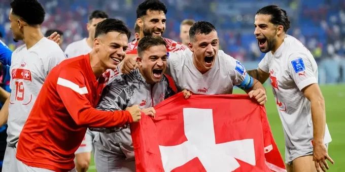 Die Schweiz feiert den Einzug in den Achtelfinal. Serbien Schweiz