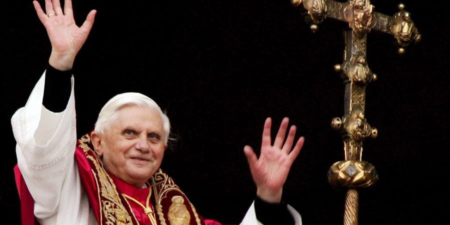 Der neugewählte Papst Benedikt XVI. grüsst am 19. April 2005 die Gläubigen vom Balkon des Petersdoms im Vatikan. Benedikt verzichtete im Jahr 2013 freiwillig auf das Amt.