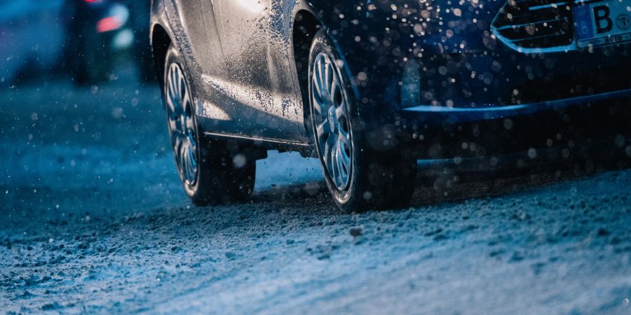 Auto Strasse Schnee Reifen Dunkelheit Winter