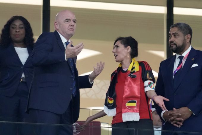 Auf der Ehrentribüne kann die Fifa keine Gelben Karten verteilen: Belgiens Aussenministerin Hadja Lahib trägt die verbotene «One Love»-Armbinde und spricht mit Gianni Infantino. WM 2022