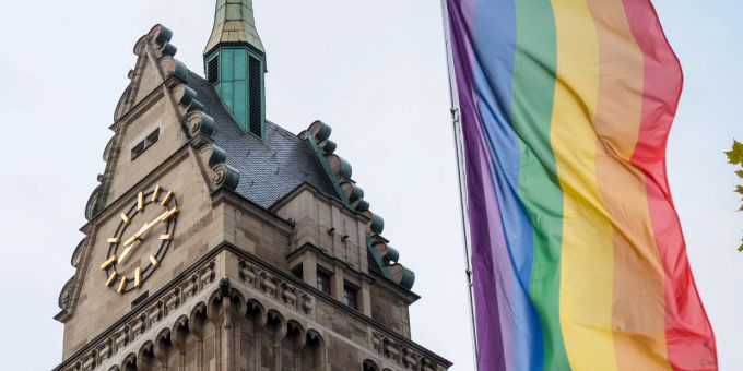Duisburg statt Katar - Deutsche Stadt hisst Regenbogenflagge
