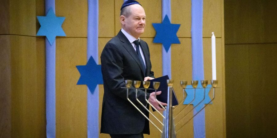 Bundeskanzler Olaf Scholz besucht die Heinz-Galinski-Schule in Berlin und nimmt dort an der Feier des Chanukka-Fests teil.