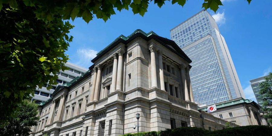 Eine japanische Flagge flattert am Hauptsitz der Bank of Japan in Tokio.