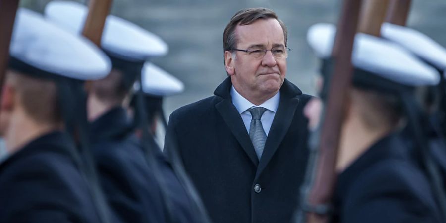 dpatopbilder - Boris Pistorius (SPD), Verteidigungsminister Deutschlands, wird im Bendlerblock mit militärischen Ehren empfangen. Foto: Michael Kappeler/dpa
