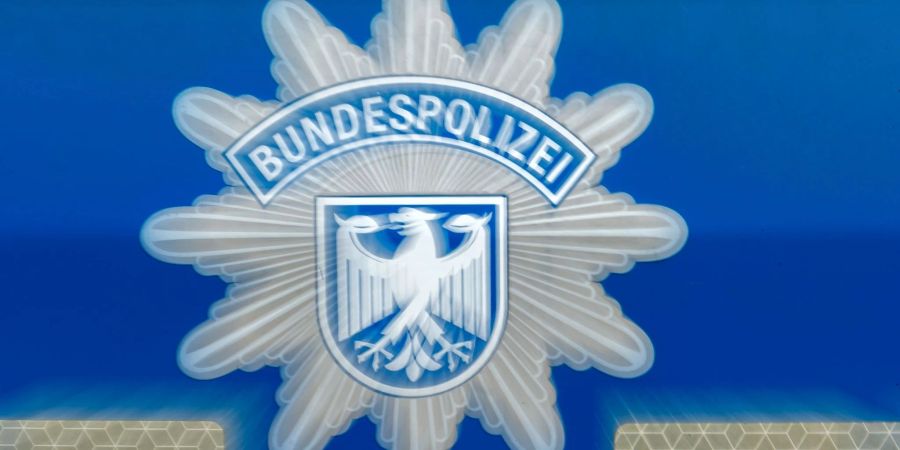 Der Schriftzug Bundespolizei ist auf einem Einsatzwagen zu sehen.