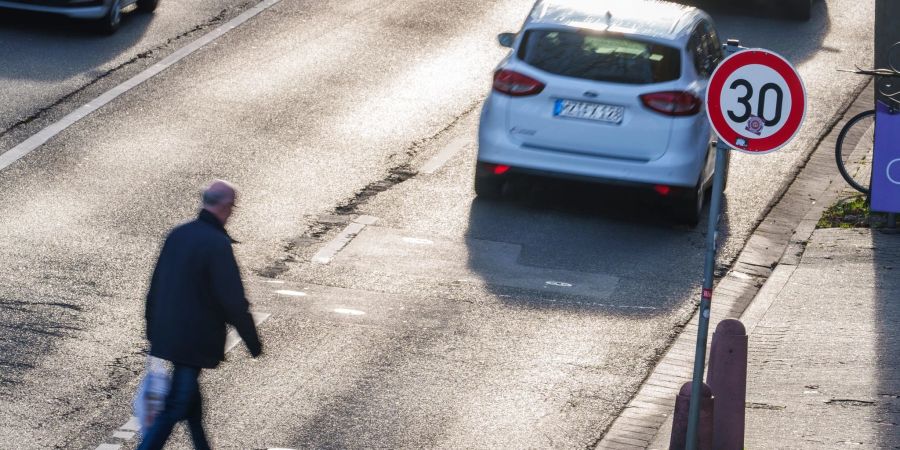 In Mainz gibt es bereits seit Mitte 2020 eine grossflächige Tempo-30-Zone. Wenn es nach Umweltschützern geht, sollte in Städten durchgängig Tempo 30 gelten - für mehr Sicherheit, weniger Lärm, weniger Schadstoffe.