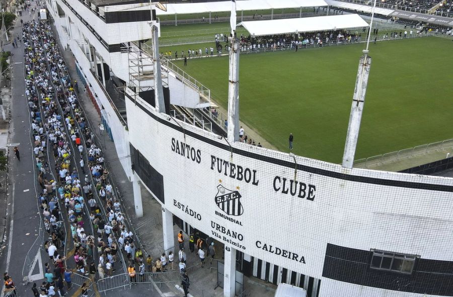 Hunderte Fans stehen vor dem Stadion von Santos an, um sich von «o Rei» zu verabschieden.