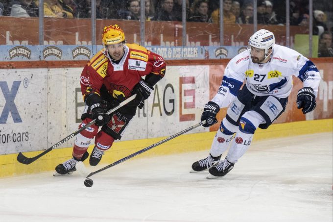 Berns Top-Scorer Christopher DiDomenico (l.) im Duell mit Ambri-Piottas Zaccheo Dotti. National League