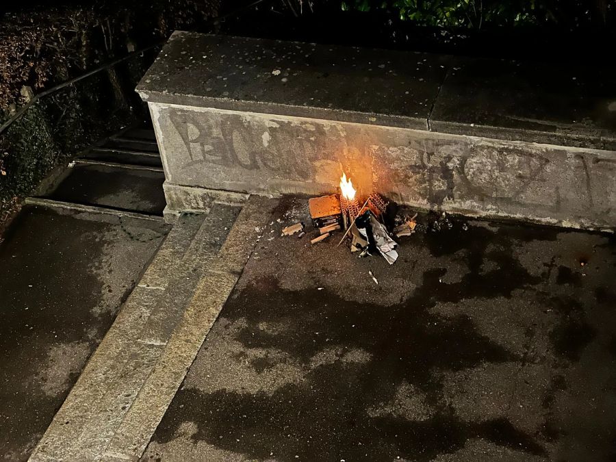 Reste von Feuerwerkskörpern brennen in der Stadt Zürich unbeaufsichtigt vor sich hin.